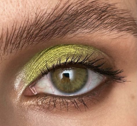 Green And Yellow Eyeshadow Looks, Chartreuse Eyeshadow, Colourpop Eyeshadow Looks, Maquillage On Fleek, Festival Make Up, Smink Inspiration, Dope Makeup, Green Eyeshadow, Kiss Makeup