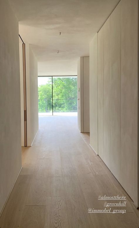 Travertine Entryway, Japanese Minimalist House, Modern Minimal House, White Oak Flooring, Australia House, Corridor Design, Home Hall Design, House Essentials, Minimalist Luxury