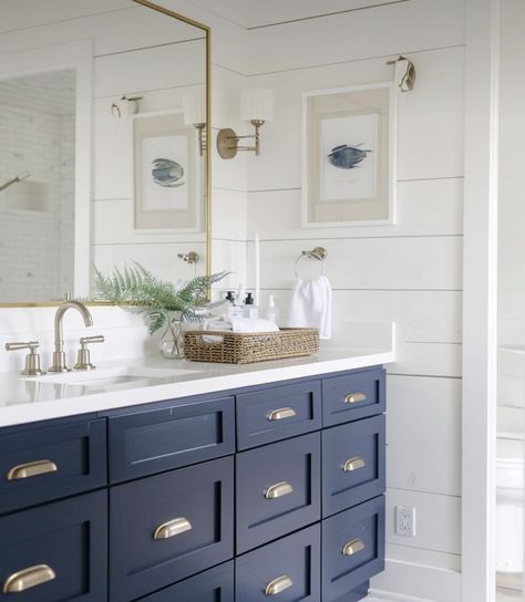 Guest Bathroom Coastal, Coastal Kids Bathroom, Modern Coastal Bathroom Ideas, Blue Cottage Bathroom, Navy And White Bathroom, Nautical Theme Bathroom, Boy Bathroom, Coastal Bathroom Decor, Theme Bathroom