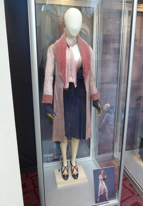 Queenie Goldstein Fantastic Beasts movie costume Nocturnal Animals Movie, Fantastic Beasts Queenie, Disneybound Ideas, Fantasic Beasts, Queenie Goldstein, Colleen Atwood, Fantastic Beasts Movie, Beast Costume, Eye Ball