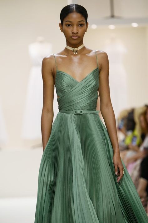 Un look della sfilata di Dior Haute Couture autunno inverno 2018/2019 al Musée Rodin a Parigi. Prettiest Dresses, Jade Dress, Haute Couture Gowns, Couture Gown, Green Queen, Dior Haute Couture, Iconic Dresses, Couture Gowns, Gorgeous Gowns