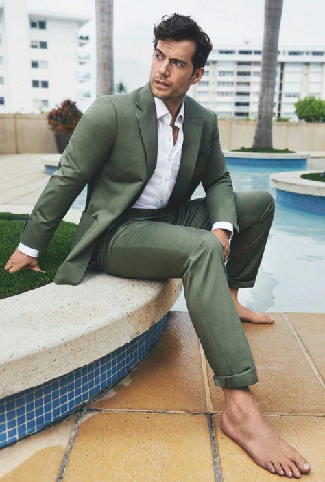 Mens Suits Green, Henry Cavill Shirtless, Green Suit Men, Stylish Mens Suits, Green Suit, Cool Outfits For Men, Attractive Guys, Business Casual Men, Henry Cavill