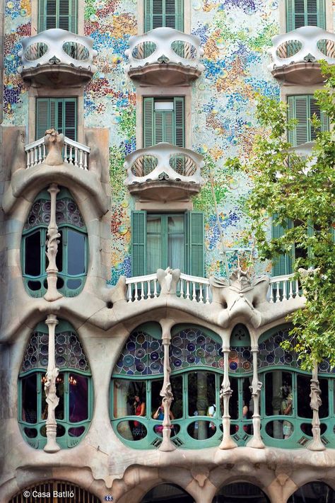 Antoni Gaudi Art, Gaudi Art, Art Nouveau Arquitectura, Architecture Art Nouveau, Architecture Cool, Casa Batllo, Gaudi Architecture, Barcelona Architecture, Gaudi Barcelona