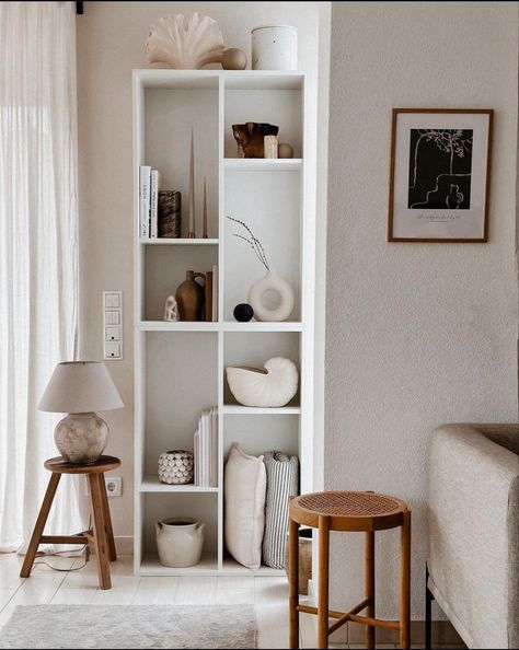 Ikea White Shelves, Scandinavian Bookshelf, Minimalist Bookshelves, Billy Ikea, Shelf Inspiration, Ikea Living Room, Ikea Shelves, Bookcase Design, Ikea Billy