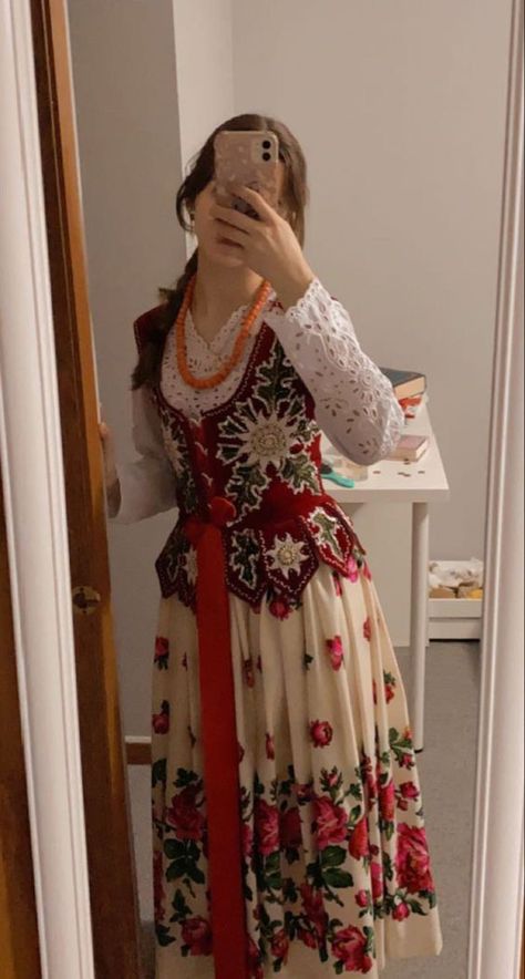 Get it honestly the best hijab I have currently💓 Traditional Eastern European Fashion, Polish Traditional Dress, Slavic Inspired Fashion, Poland Traditional Clothing, Traditional Polish Dress, Traditional English Dress, Slavic Folk Dress, Slavic Fashion Modern, Russian Traditional Clothing Women