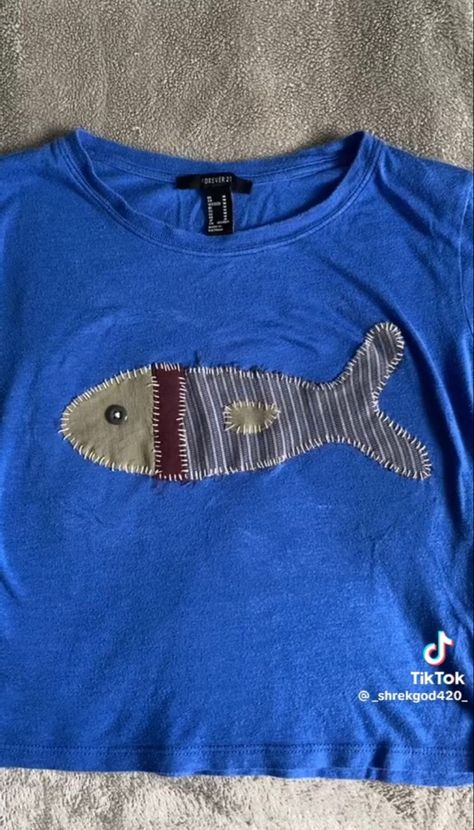 Fish Diy, Fish Shirt, Eco Clothing, Shirt Diy, Upcycled Fashion, Old Clothes, Diy Shirt, Fishing Shirts, Bits And Bobs