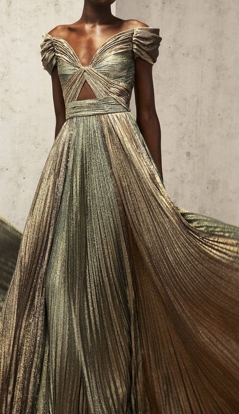 The ultra-feminine, luxe gowns that Gilles Mendel is known for coming steeped in an ‘80s disco spirit for Pre-Fall 2019 Look Disco, 27 Dresses, Mode Tips, Party Mode, Kevin Costner, فستان سهرة, Gorgeous Gowns, Fashion Show Collection, Gold Dress