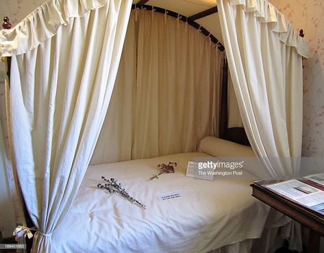 News Photo : Chawton, England, April 2013 --This tented bed in... Chawton Cottage, Regency Bedroom, Regency Interior, Jane Austin, Bed Tent, Regency Era, Reading Books, Aesthetic Bedroom, The Bedroom