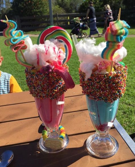 Crazy Shakes, Unicorn Desserts, Candy Drinks, Starbucks Drinks Recipes, Rainbow Food, Unicorn Foods, Milkshake Recipes, Tapeta Galaxie, God Mat