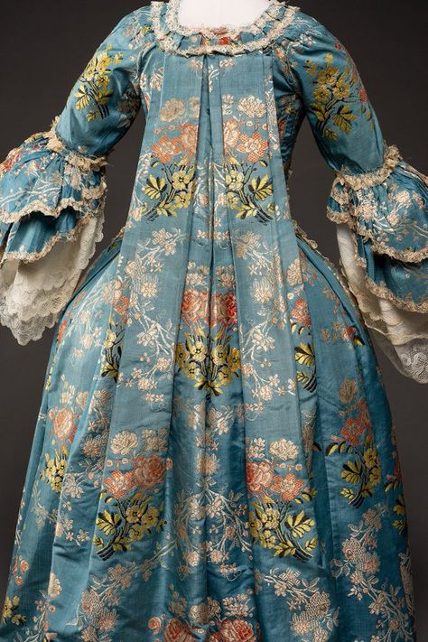 Dr Kate Strasdin on Twitter: "A cascade of blue #brocade festooned in flowers for a summer’s Sunday. The robe a la française offered the opportunity to show off the skills of the Lyon’s silk designers, an artistry conceived on paper and woven into reality, #1770s @HistDeerfield #fashionhistory https://t.co/xb1wYdWCfW" / Twitter 1770s Dress, Late 18th Century Fashion, 1770s Fashion, Blue Gowns, 1700 Fashion, Baroque Dress, Rococo Dress, 18th Century Dress, Rococo Fashion