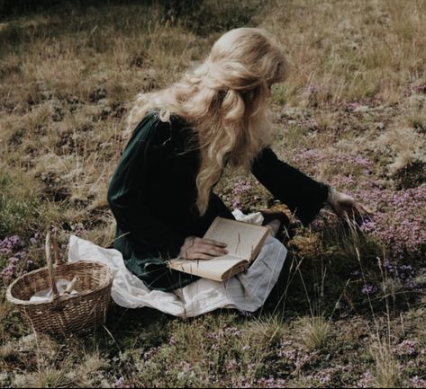 The Winners Curse, Historia Reiss, Fantasy Magic, Luna Lovegood, Princess Aesthetic, Fantasy Aesthetic, Aesthetic Images, Character Aesthetic, Narnia