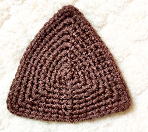 Make Cat Ears, Crochet Triangle Pattern, Bunting Pattern, Crochet Costumes, Crochet Flowers Easy, 4mm Crochet Hook, Crochet Triangle, Crochet Hexagon, Crochet Circles