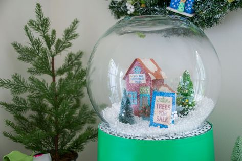 Giant Snow Globe, Large Snow Globes, Christmas Snow Globes Diy, Christmas Desk Decorations, Christmas Crafts Diy Decoration, Globe Diy, Diy Snow, Christmas Snow Globe, Diy Snow Globe