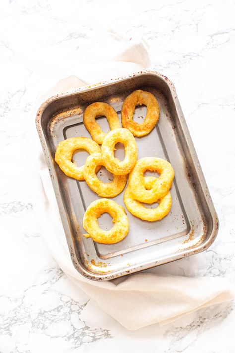 Why deep fry frozen onion rings when you can cook them in the oven? They are just as crispy and golden brown as when you deep fry them. Onion Rings In Oven, Crispy Potatoes In Oven, Finger Potatoes, Frozen Onion Rings, Baked Onion Rings, Rice In The Oven, Dinner Pies, Ceramic Bakeware Set, Baked Onions