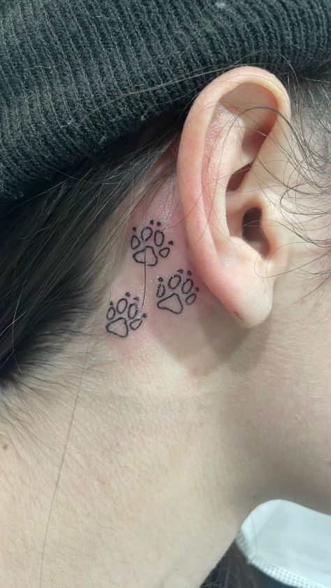 Zampa di animale tatuaggio Dog Tattoo Behind Ear, Paw Outline Tattoo, Dog Ears Tattoos, Dog Tattoo Ideas Memorial, Tattoo Ideas Memorial, Dog Tattoo Ideas, Tattoo Behind Ear, Outline Tattoo, Dog Ears