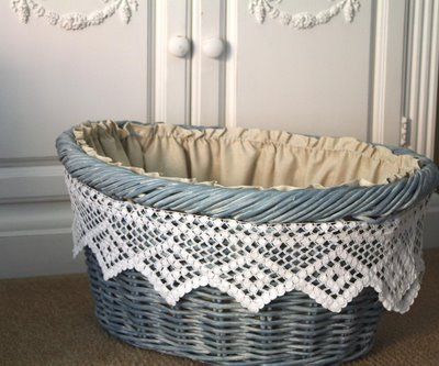 Paint, linen, and lace make a laundry basket prettier. Egg Gathering Basket, Basket Makeover, Baskets Ideas, Gathering Basket, Painted Baskets, White Baskets, Blue Cottage, Laundry Baskets, Diy Basket