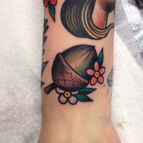 Traditional Acorn Tattoo, Est. Tattoo, Acorn Tattoo, Hawaiian Tattoos, Americana Tattoo, Tattoo Son, Traditional Style Tattoo, Tattoo Filler, Hawaiian Tattoo