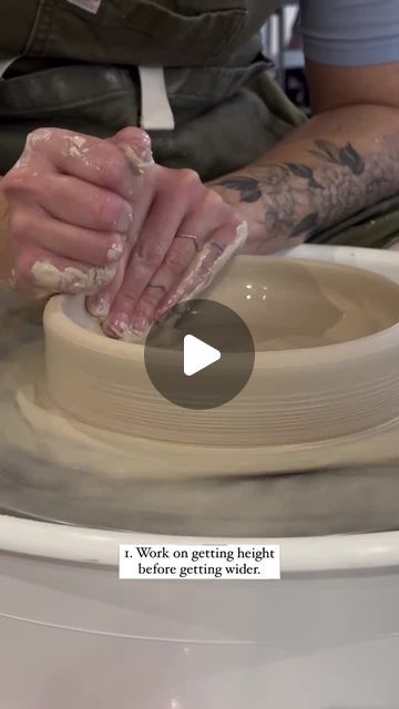 𝙏𝙝𝙚 𝘾𝙚𝙧𝙖𝙢𝙞𝙘 𝙎𝙘𝙝𝙤𝙤𝙡 on Instagram: "4 tips to make a great bowl ❤️  •••  Follow @htxclay for more!" Handmade Ceramic Mugs Unique, Ceramic Mixing Bowls Handmade, Large Pottery Bowls, Large Ceramic Bowl, Pottery Glaze Recipes, Pottery On Wheel, Pottery Basics, Pumpkin Pottery, Clay Wheel