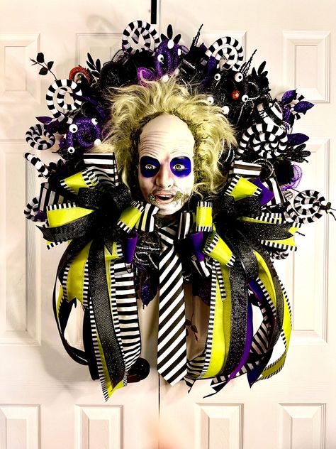 This incredible and spooky wreath with be the talk of the neighborhood. Adorned with purple, lime green and black embellishments. Head is Handpainted and wig/tie are of the best quality. Mannequin Head Halloween, Beetlejuice Wreath, Juice Crafts, Painted Mannequin, Halloween Juice, Hat Wreath, Spooky Wreath, Beetlejuice Halloween, Scary Stuff