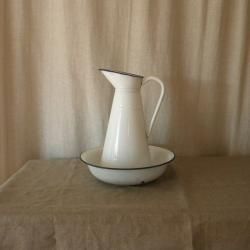 enamel pitcher & wash bowl ~ like it! Pitcher And Basin, Antique Pitcher, Basin White, Vintage Rv, Architectural Pieces, Vintage Pitchers, Dream Bathrooms, Humble Abode, Vintage Dishes