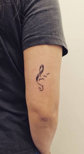 55 Trendy Music Tattoos That You Must See - Tattoo Me Now Ocean Music Tattoo, Musician Memorial Tattoo, Musician Tattoo Ideas, Drums Tattoo Ideas, Tatto Unique, Charlie Tattoo, Musician Tattoo, Dj Tattoo, Drum Tattoo