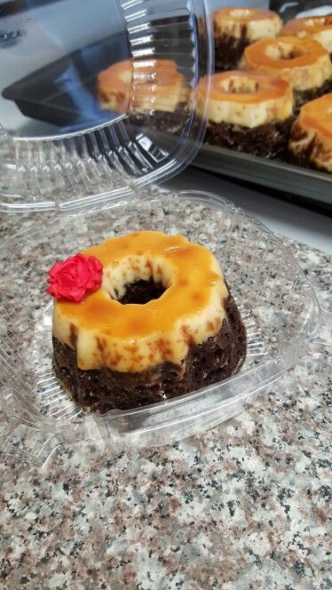 Mini chocoflan Mini Chocoflan Decoration Ideas, Mini Chocoflan Cupcakes, Mini Choco Flan, Chocoflan Decoration Ideas, Mini Chocoflan, Mini Flan, Choco Flan, Chocoflan Recipe, Chocolate Flan