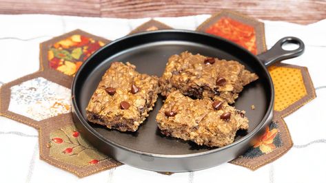 Healthy Pumpkin Protein Oatmeal Bars - Our Family Cooks Pumpkin Protein Oatmeal, Protein Oatmeal Bars, Protein Energy Bites, Healthy Snack Bars, Pumpkin Protein, Protein Baking, Protein Oatmeal, Vegan Protein Powder, Oatmeal Bars