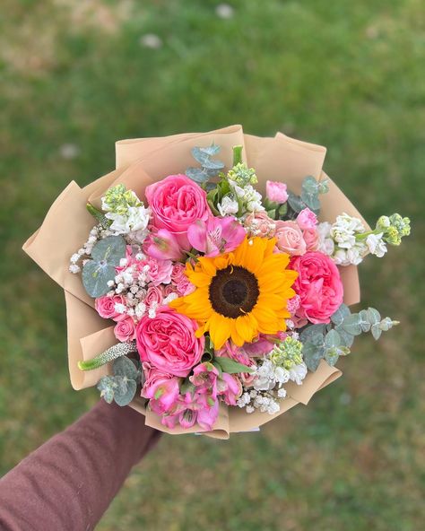 Simple yet pretty 😍💐 Dm @lilyyscreations or text (559)931-4025 to order your mix blooms bouquet today #floraldesign #prettybouquets #rosebouquet #floristofinstagram #559bouquets #flowerbouquet #explorepage #explore #supportlocal #fresnoflowers #fresnoflorist #ramobuchón #fresnocalifornia #sunflower Mixed Bouquet Floral Arrangements, Sunflower Bouquet Aesthetic, Graduation Flowers Bouquet, Mixed Flower Bouquet, Graduation Flower Bouquet, Flower Arrangements Bouquets, Dream Couple, Mixed Bouquet, Graduation Bouquet