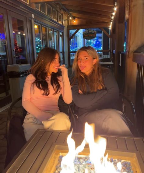 #demetradias #friends #cozy Friends Duo, Friends Hangout, Bon Fire, 2 Friends, Cute Couple Outfits, Insta Pictures, Cute Friend Photos, Fall Fits, Friend Photoshoot