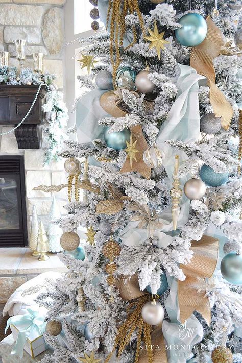 30 Brilliant coastal chic Christmas tree decorating ideas Mint And Gold Christmas Tree, Mint Green Christmas Tree Decorations, Christmas Tree Ideas Decorating, Beach Christmas Trees, Coastal Christmas Tree, Turquoise Christmas, Decoration Evenementielle, Tree Inspiration, Blue Christmas Decor