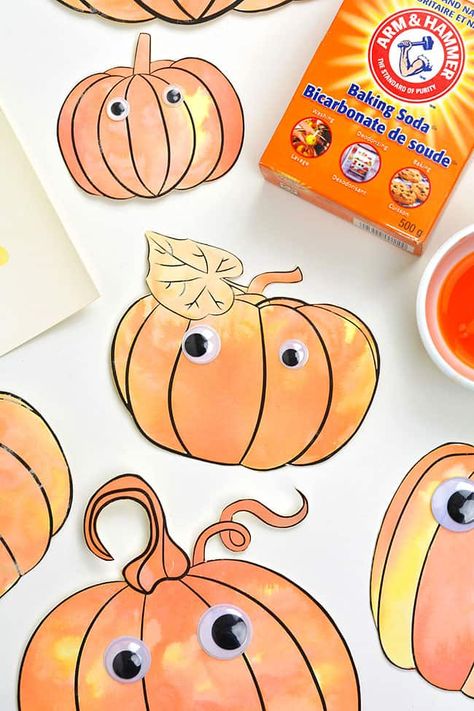 This pumpkin fizzy art is SO COOL! It's such a great STEAM craft for fall, Halloween, and Thanksgiving, and both kids and adults will love watching these autumn coloured pumpkins fizz and bubble. And all you need is a few simple supplies you probably already have in your pantry! Fizzy Paint, Fizzy Art, Diy Pumpkins Crafts, Pumpkin Outline, Kids Halloween Food, Bat Craft, Unicorn Pumpkin, Paper Mache Pumpkins, Spider Crafts