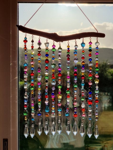 Chicken Wire Suncatcher Diy, Colorful Suncatcher, Chicken Wire Art, Carillons Diy, Chicken Wire Crafts, Crystal Suncatchers Diy, Wind Chimes Homemade, Suncatcher Diy, Glass Bead Crafts