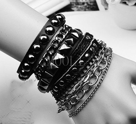 LOVE bracelets like these<3<3 Fashion 80s Women, Celana Jogger Wanita, Look 80s, Estilo Punk Rock, Moda Rock, Mode Punk, 80s Women, तितली वॉलपेपर, Fashion 80s