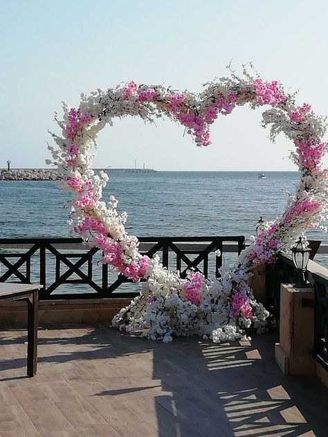 Frame Decoration Ideas, Arch Wedding Decor, Heart Arch, Flowers Arch, Selfie Frame, Carnation Flowers, Frame Decoration, Photo Album Design, Hand Pic