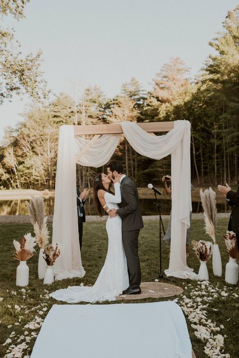 Wedding Arch Without Flowers, Outdoor Wedding Alter, Wedding Ceremony Backdrops, Simple Wedding Arch, Wedding Pergola, Boho Outdoor Wedding, Outdoor Wedding Backdrops, Boho Wedding Arch, Wedding Arches Outdoors