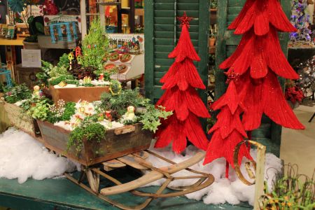 4 Tips for Creating More Attractive Retail Displays Christmas Store Displays, Miniature Garden Plants, Garden Center Displays, Atlanta Market, Antique Booth Displays, Garden Winter, Window Display Retail, Visual Merchandising Displays, Retail Displays