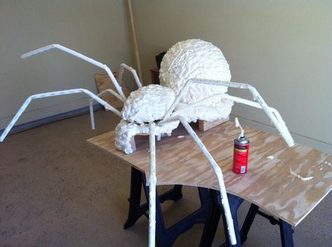 giant spider with wiper motor moving legs Mechanical Spider, Cheap Diy Halloween Decorations, Halloween Outside, Halloween Props Diy, Creepy Halloween Decorations, Giant Spider, Spider Halloween, Adornos Halloween, Scary Halloween Decorations