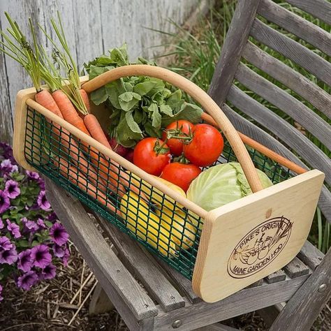 Gardening Basket - Maine Garden Hold. 20 Gifts Ideas for Gardeners 2021. Looking for unique gifts for a gardener and the best gifts for gardeners? Check out this list of beautiful gardener gifts that are very special. Gardener gifts that the gardener on your list might not already have, but will love and appreciate receiving. Gifts for plant moms and gifts for plant people too. Check out the blog for more 2021 gift guides. Garden Hod, Maine Garden, Harvest Basket, Garden Basket, Garden Harvest, Gardening Advice, Fresh Fruits And Vegetables, Garden Tips, Garden Accessories