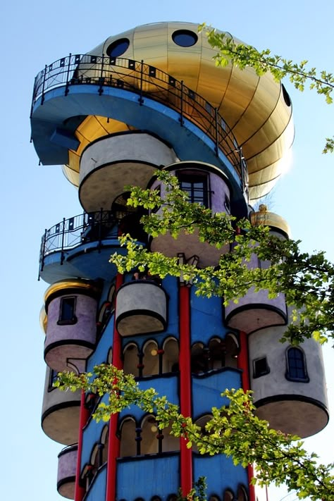 Hundertwasser Architecture, Architecture Cool, Architecture Unique, Hundertwasser Art, Unusual Buildings, Unusual Homes, Amazing Buildings, Organic Architecture, Unique Houses