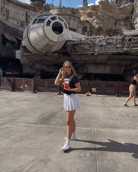 Galaxy's Edge Outfit, Walt Disney World Outfits, Hollywood Studios Outfit, Disney World Pictures Ideas, Disney Poses, Galaxy Edge, Galaxys Edge, Disney World Pictures, Disney World Outfits