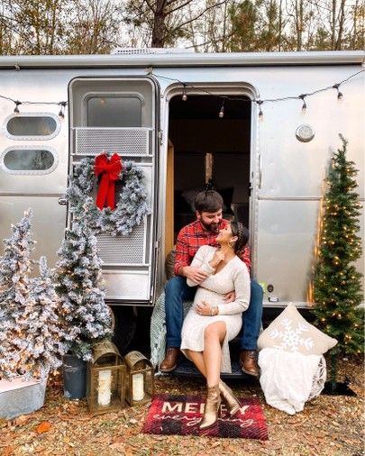 Outdoor Christmas Pictures, Card Ideas Christmas, Christmas Picture Ideas, Christmas Couple Pictures, Christmas Pictures Outfits, Winter Couple, Xmas Pictures, Xmas Photos, Blogger Instagram