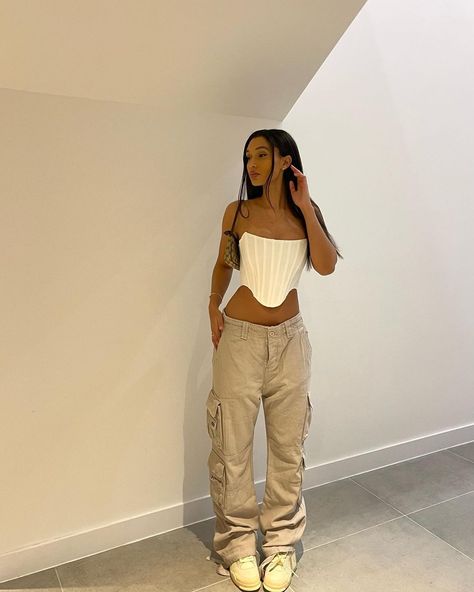 How To Style Cream Baggy Pants, Baggy Pants And Corset, Beige Corset Top Outfit, Corset And Joggers Outfit, Khaki And White Outfits Womens Fashion, Cream Cargo Pants Outfit Women, Corset Baggy Pants, Outfits With White Corset, Beige Outfit Streetwear