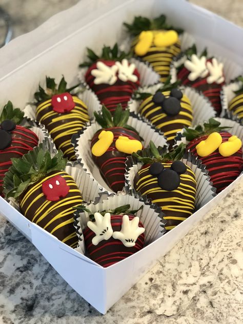 Disney Strawberries, Black Chocolate Covered Strawberries, Strawberry Boxes, Dessert Business, Dipped Treats, Hipster Food, Strawberry Ideas, Chocolate Covered Desserts, Strawberry Box