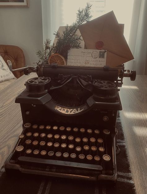 Typewriter Decor, Old Typewriter, Antique Booth Displays, Primitive Christmas Decorating, Vintage Vignettes, Antique Typewriter, Christmas Decor Inspiration, Vintage Valentine, Vintage Typewriters