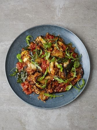 Aubergine parmigiana with crispy breadcrumbs Ratatouille Recipe, Jamie Oliver Recipes, Baked Vegetables, Tasty Vegetarian Recipes, Jamie Oliver, Healthy Nutrition, Bread Crumbs, Veggie Recipes, Soul Food