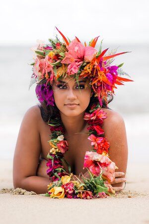 Hawaiian Girl, Tahitian Dance, Polynesian Dance, Hawaiian Woman, Hawaiian Dancers, Hula Dancers, Hawaiian Art, Hawaiian Culture, Hawaiian Flowers