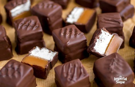 Caramallows candy Bbq Dessert, Keju Cheddar, Christmas Festivities, Candy Recipes Homemade, Homemade Marshmallows, Homemade Candies, Candy Desserts, Chocolate Coating, Candy Store