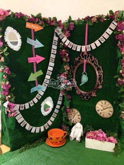 Mad Hatter Decor, Alice In Wonderland Backdrop Ideas, Alice In Wonderland Photo Backdrop, Alice In Wonderland Backdrop, Alice In Wonderland Party Decorations, Wonderland Party Theme, Halloween Alice In Wonderland, Alice In Wonderland Diy, Wonderland Party Decorations