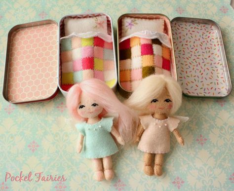 Gingermelon Куклы Altoid Tin, Altered Tins, Pocket Pet, Operation Christmas Child, Tin Art, Haken Baby, Tiny Dolls, Fairy Dolls, Felt Dolls