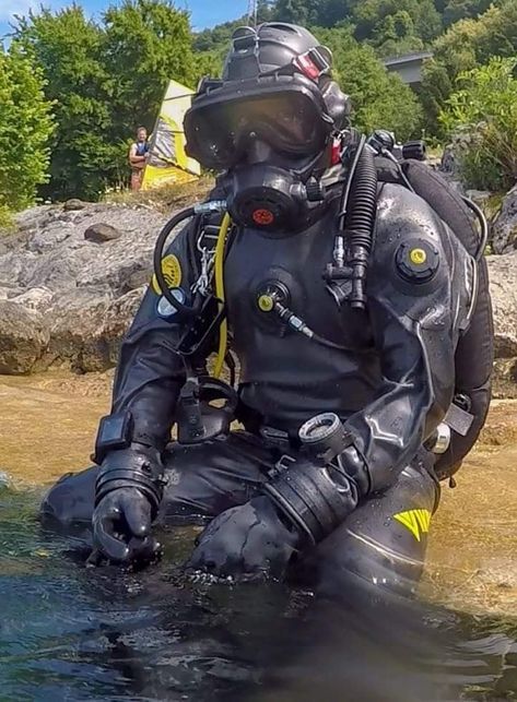 Underwater Welding, Scuba Diving Suit, Technical Diving, Diver Down, Underwater Diving, Deep Sea Diving, Scuba Diving Equipment, Military Drawings, Scuba Diving Gear